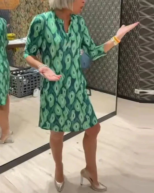 Vestido com decote em V e manga três quartos com estampa