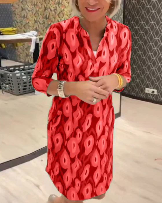 Vestido com decote em V e manga três quartos com estampa