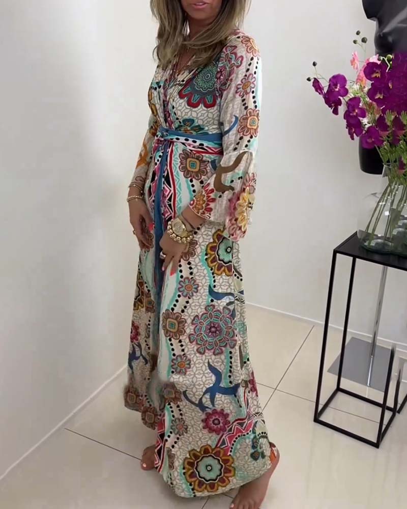 Vestido elegante com estampa colorida e mangas sino