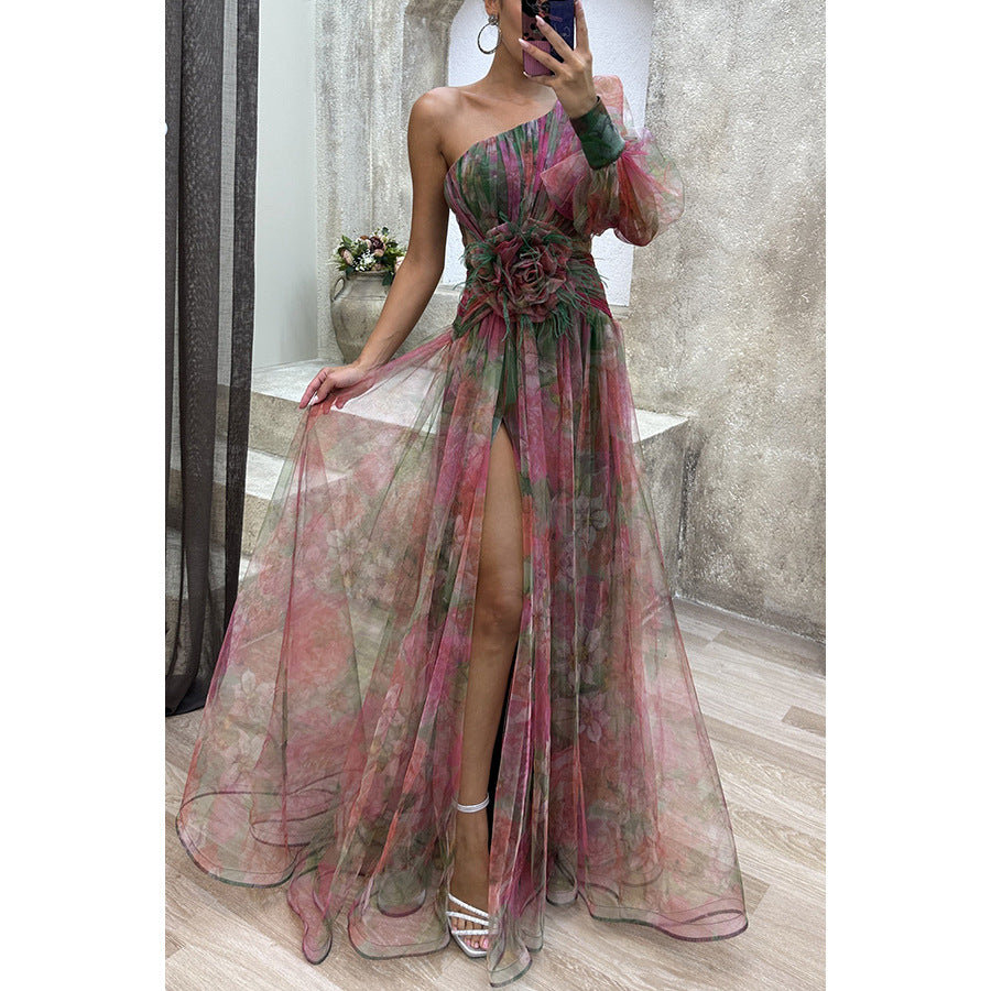 Vestido floral de um ombro só e manga comprida