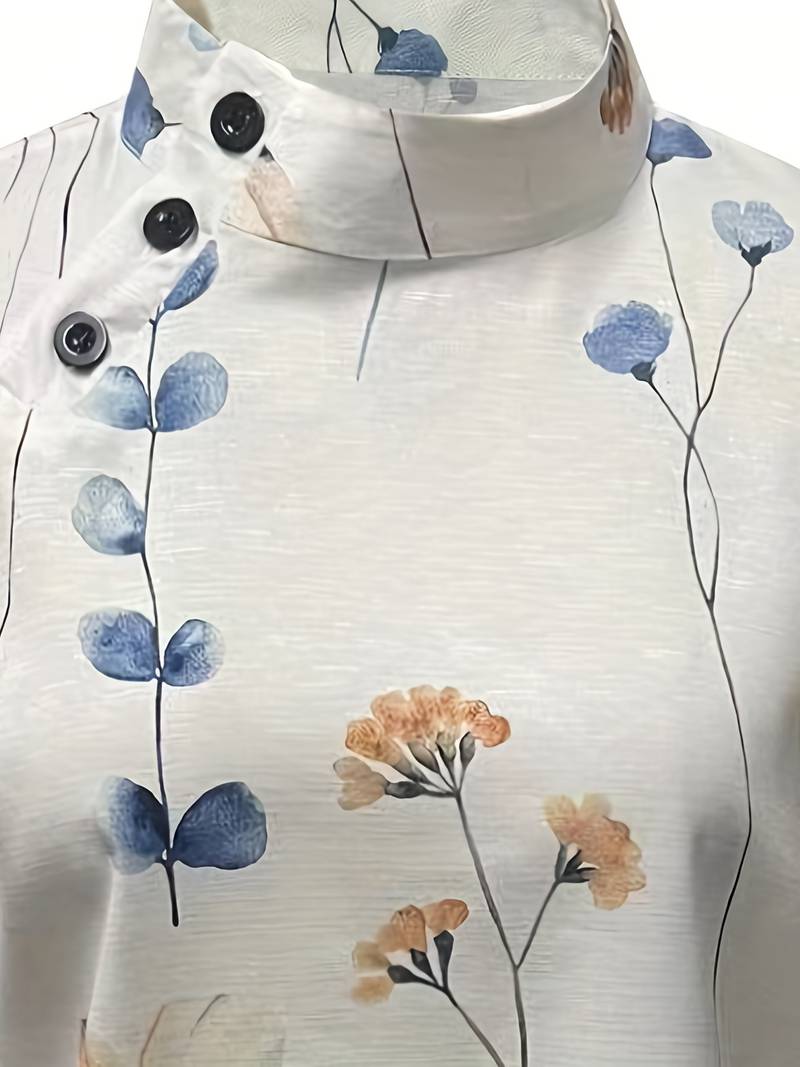 Blusa com estampa floral com gola alta e botão inclinado