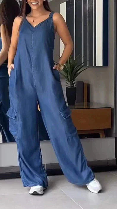 Macacão jeans slim cargo com bolso e decote em V