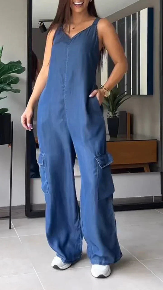 Macacão jeans slim cargo com bolso e decote em V